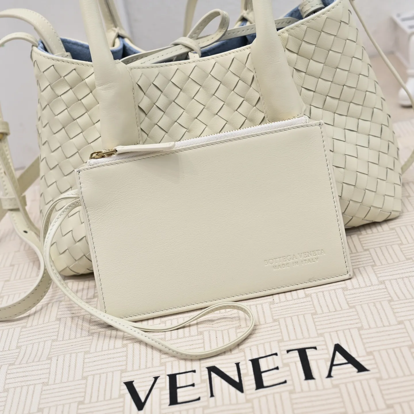 Batch 1760 BOTTEGA VENETA 2025 new product pinacoteca has super soft leather, and the weaving function, practicality and relaxed fashion sense have not fallen behind❤️‍🔥Amway has given sisters a must-have bag when going out. The size of the bag also accurately meets the commuting needs of urban beauties. It can accommodate mobile phones, keys, lipstick, powder, sunscreen, shopping bags...all of it! ! ! 🔥The capacity should not be underestimated~ It does not choose people, clothes, or occasions. With its majestic curved outline, exquisite woven texture, delicate edges and rounded handles, this woven vegetable basket bag truly achieves the goal of "dressing up and being fashionable without getting in the way"~ Are you interested in Jimei? Style number: 9004 Size: 24*15*12cm